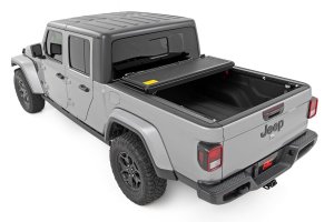 Jeep Gladiator Hard Low Profile Bed Cover - Rough Country - Tri-Fold - '20-'25
